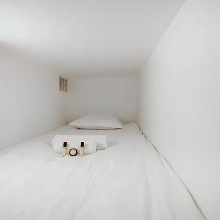 Tiny Boutique In 11 Apartment *